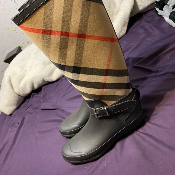 Burberry boots - Picture 1 of 4